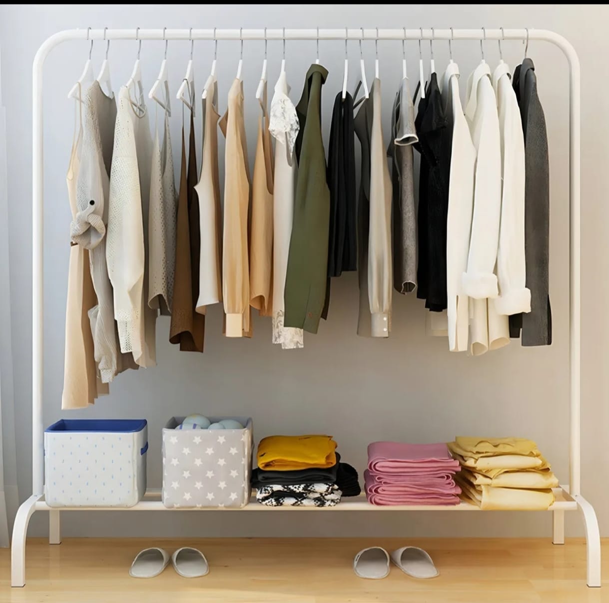 Organiza tus prendas con estos prácticos percheros de metal