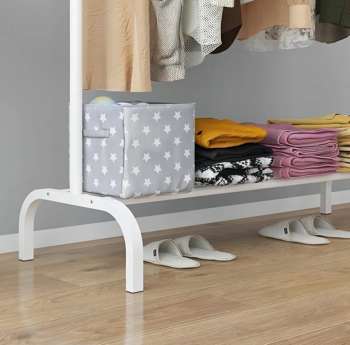 Organiza tus prendas con estos prácticos percheros de metal